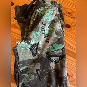 Boys Nike sweatpants size L 10/12